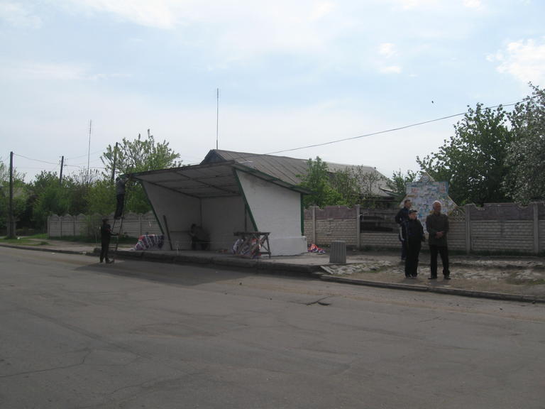 проводится ремонт автобусной остановки на руднике - изображение 1