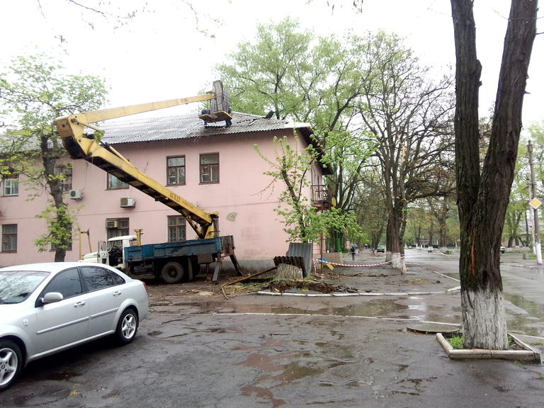 на пушкина проходит ремонт крыши, после упавшего дерева на дом - изображение 1