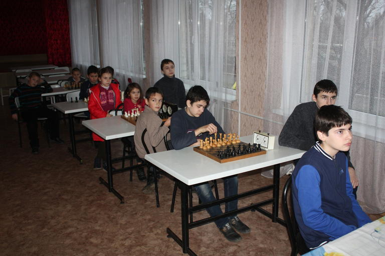 прошел первый чемпионат города по шахматам фишера - изображение 1