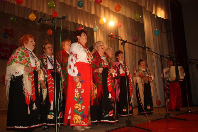 песни, танцы, цветы и подарки: культурно-развлекательный центр покровского гока отметил свое 50-летие (фото, видео) - изображение 1
