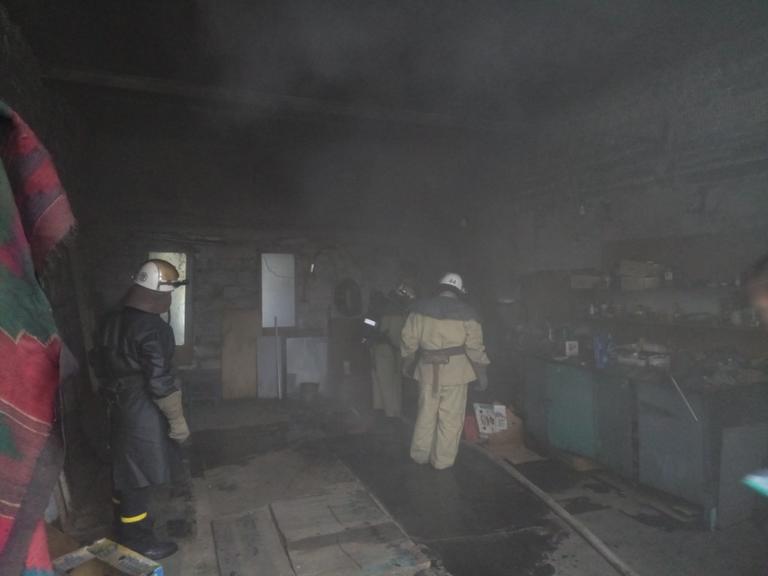 спасатели ликвидировали пожар в гараже - изображение 1