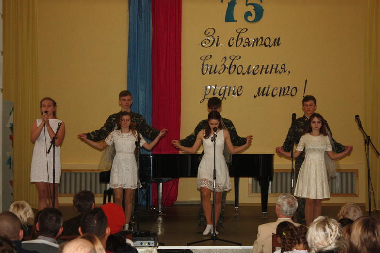 песенный фестиваль в честь годовщины освобождения (фото, видео) - изображение 1