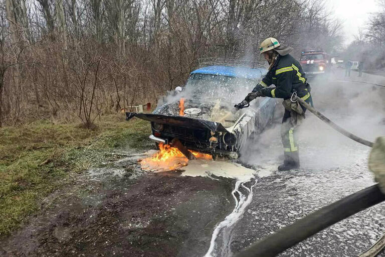 в покрове на дороге горел автомобиль - зображення 2