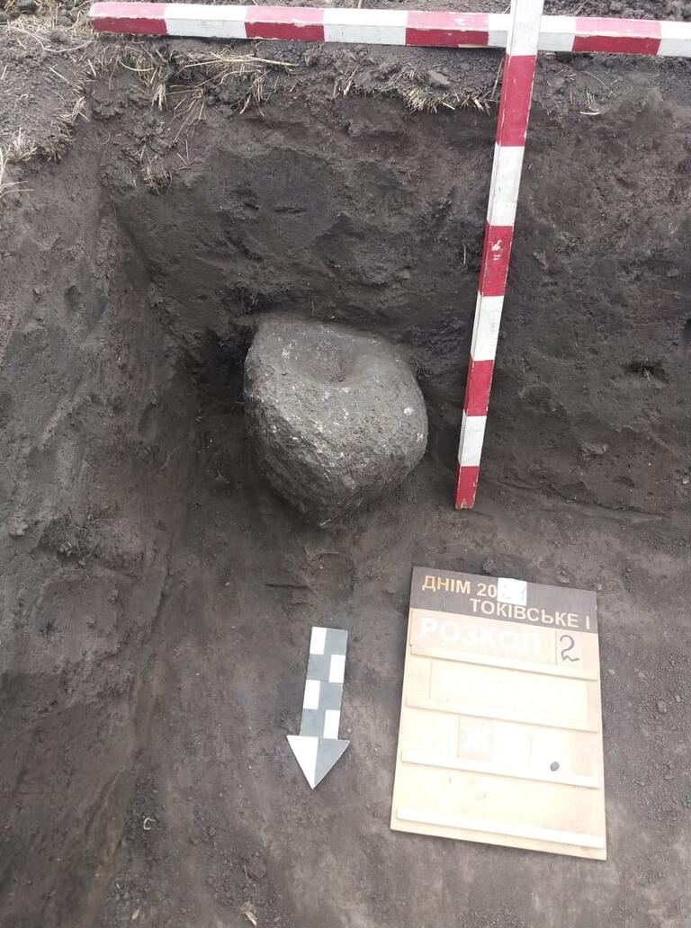 кам’яна стела доби бронзи, ліпнинний посуд та кістки тварин: що знайшли археологи в селищі токівське - зображення 3