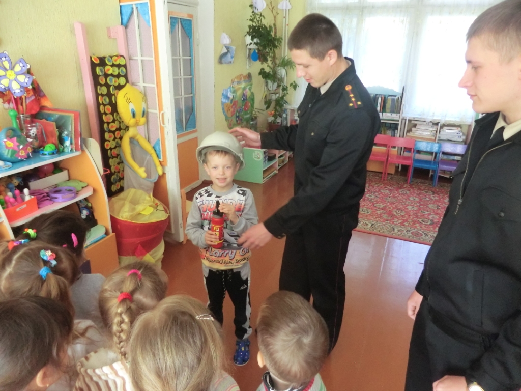 співробітники дснс навчають молоде покоління правилам пожежної безпеки - изображение 3 співробітники дснс навчають молоде покоління правилам пожежної безпеки - изображение 3