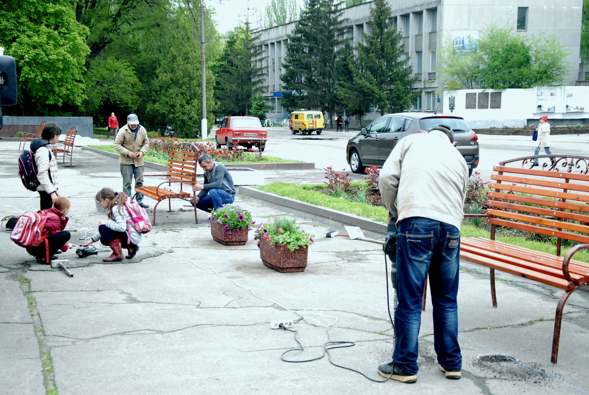 устанавливают лавочки возле фонтана - изображение 12