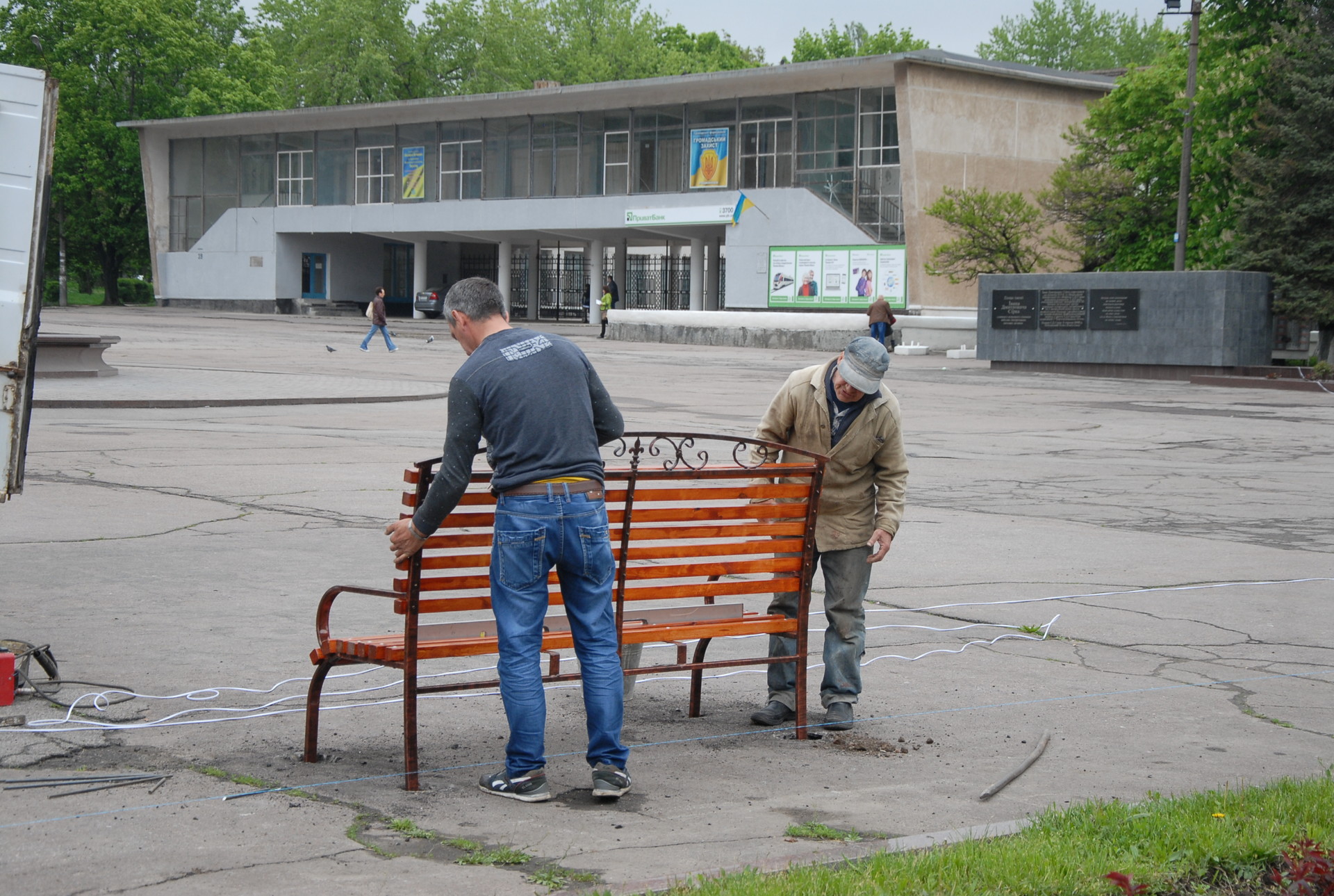 устанавливают лавочки возле фонтана - изображение 10