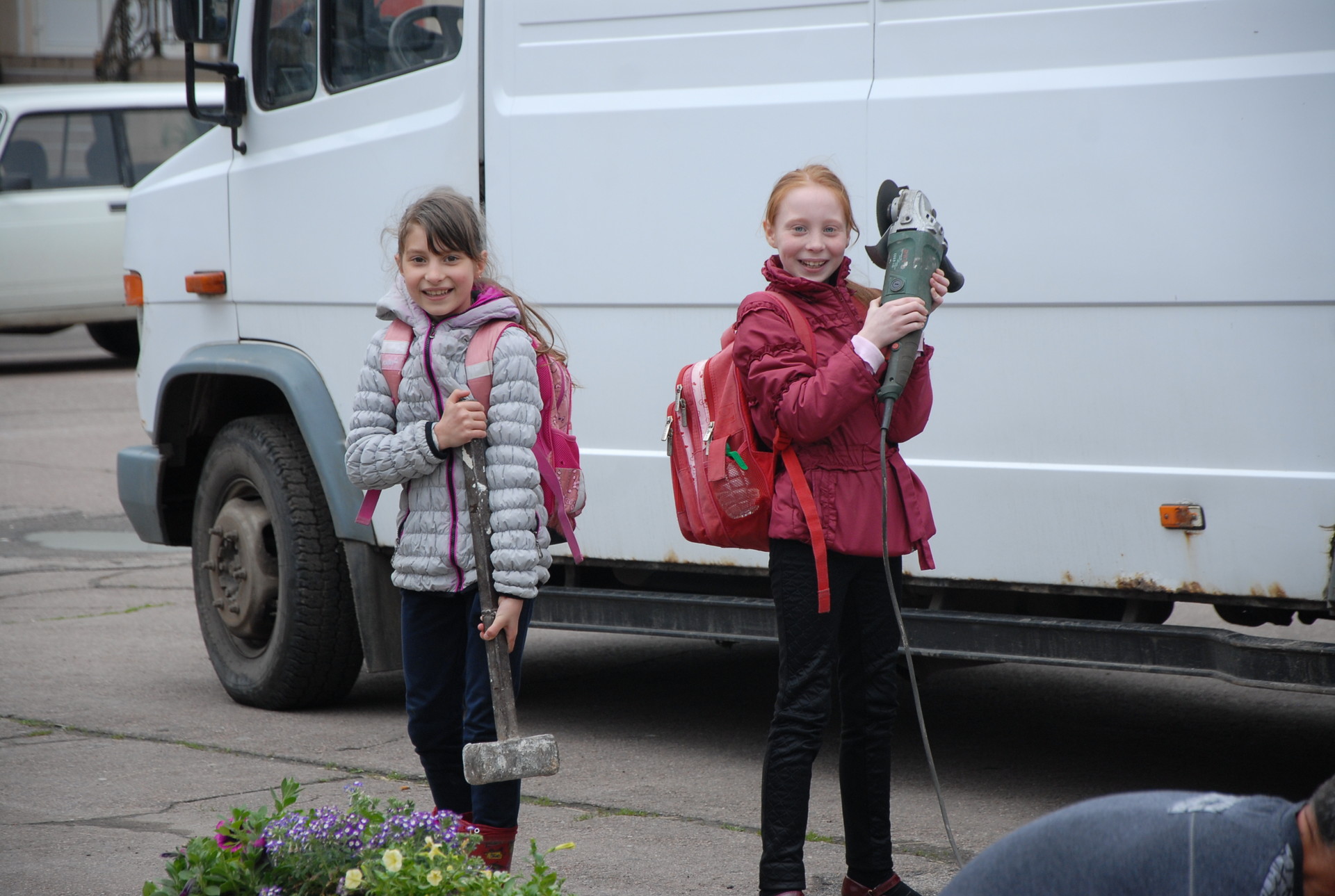 устанавливают лавочки возле фонтана - изображение 6