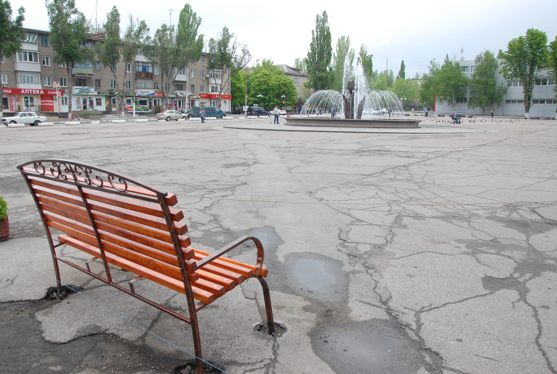 устанавливают лавочки возле фонтана - изображение 3