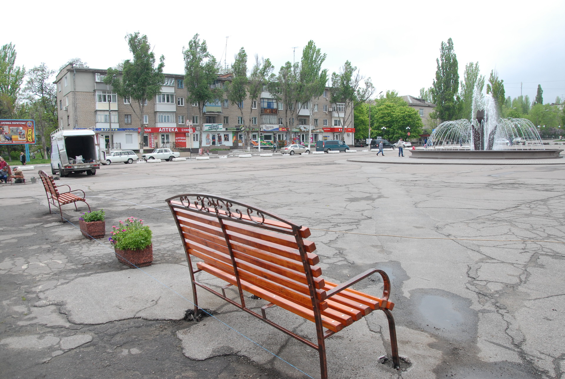 устанавливают лавочки возле фонтана - изображение 2