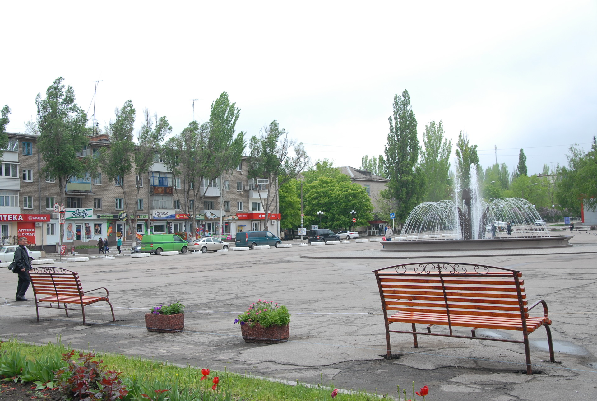 устанавливают лавочки возле фонтана - изображение 17