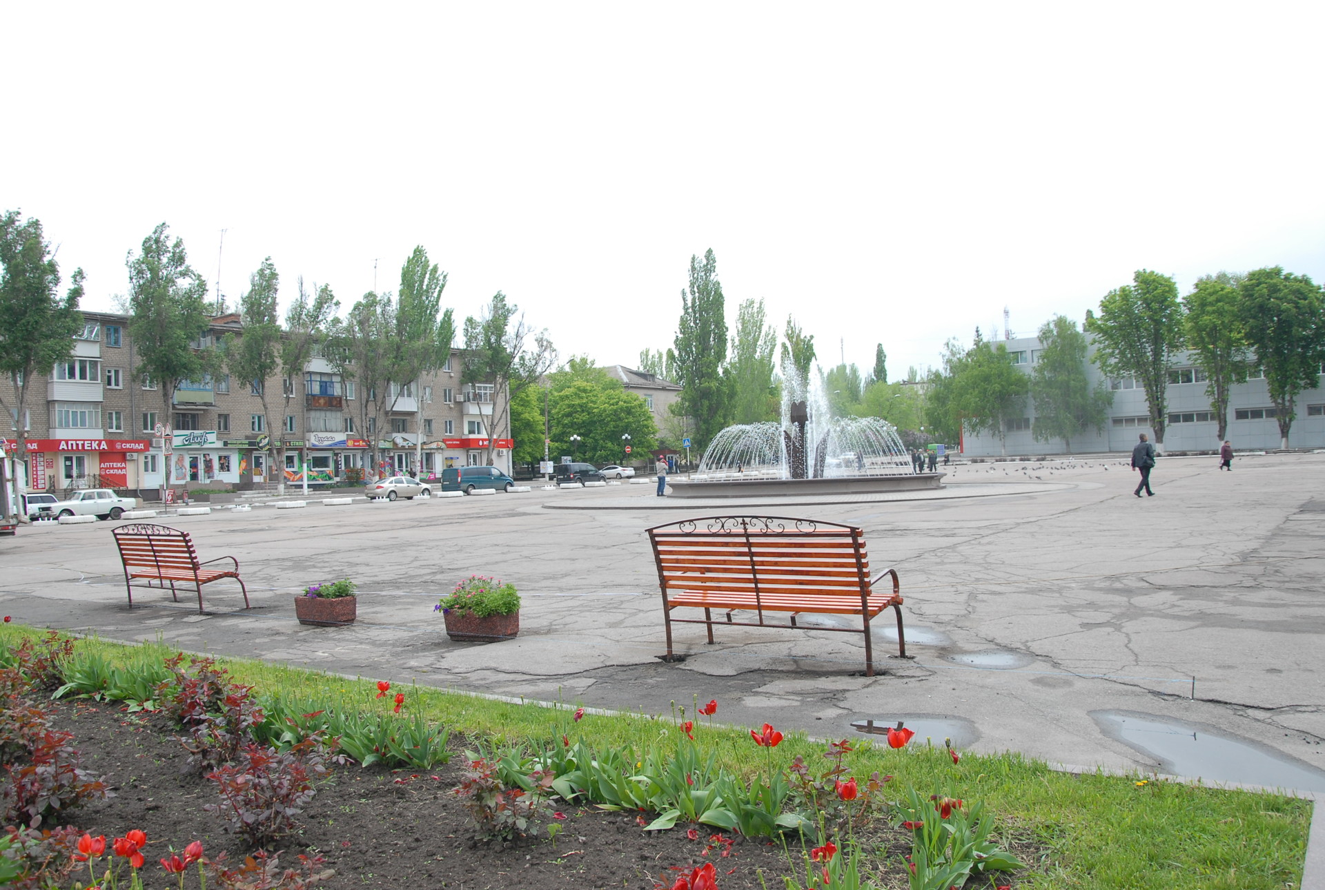 устанавливают лавочки возле фонтана - изображение 15