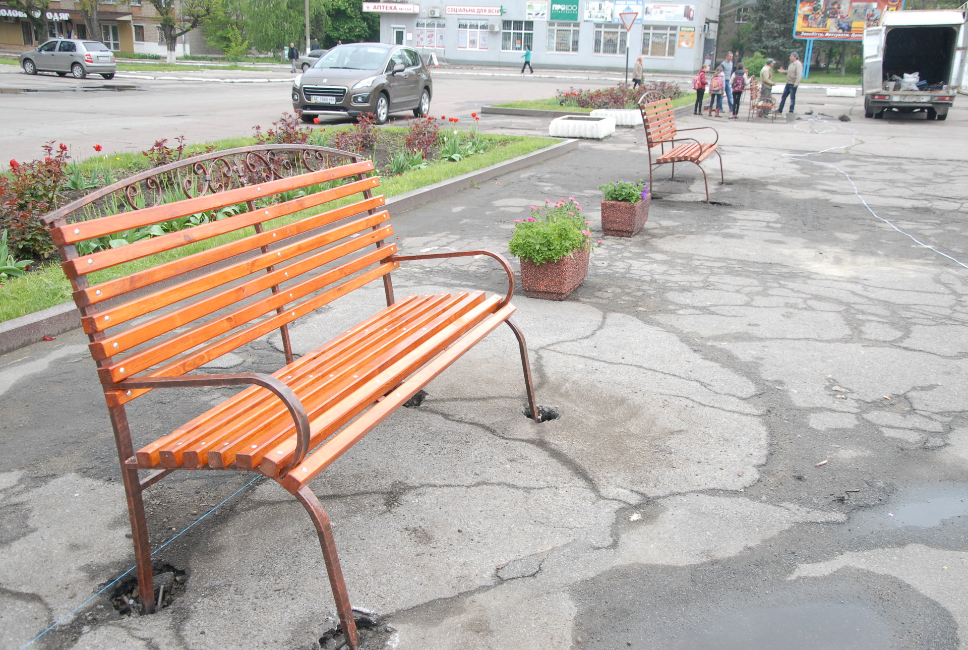 устанавливают лавочки возле фонтана - изображение 13