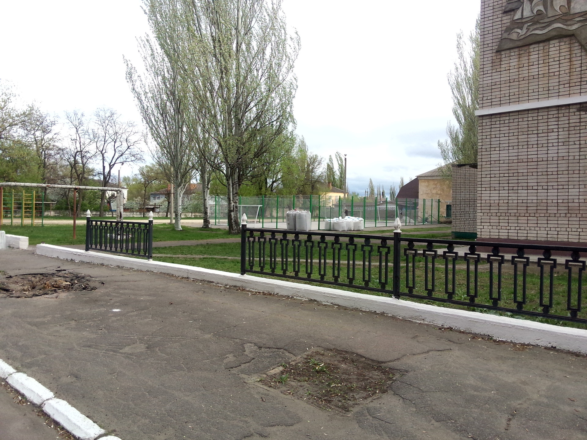 заканчиваются работы по строительству новой площадки для мини-футбола - изображение 1