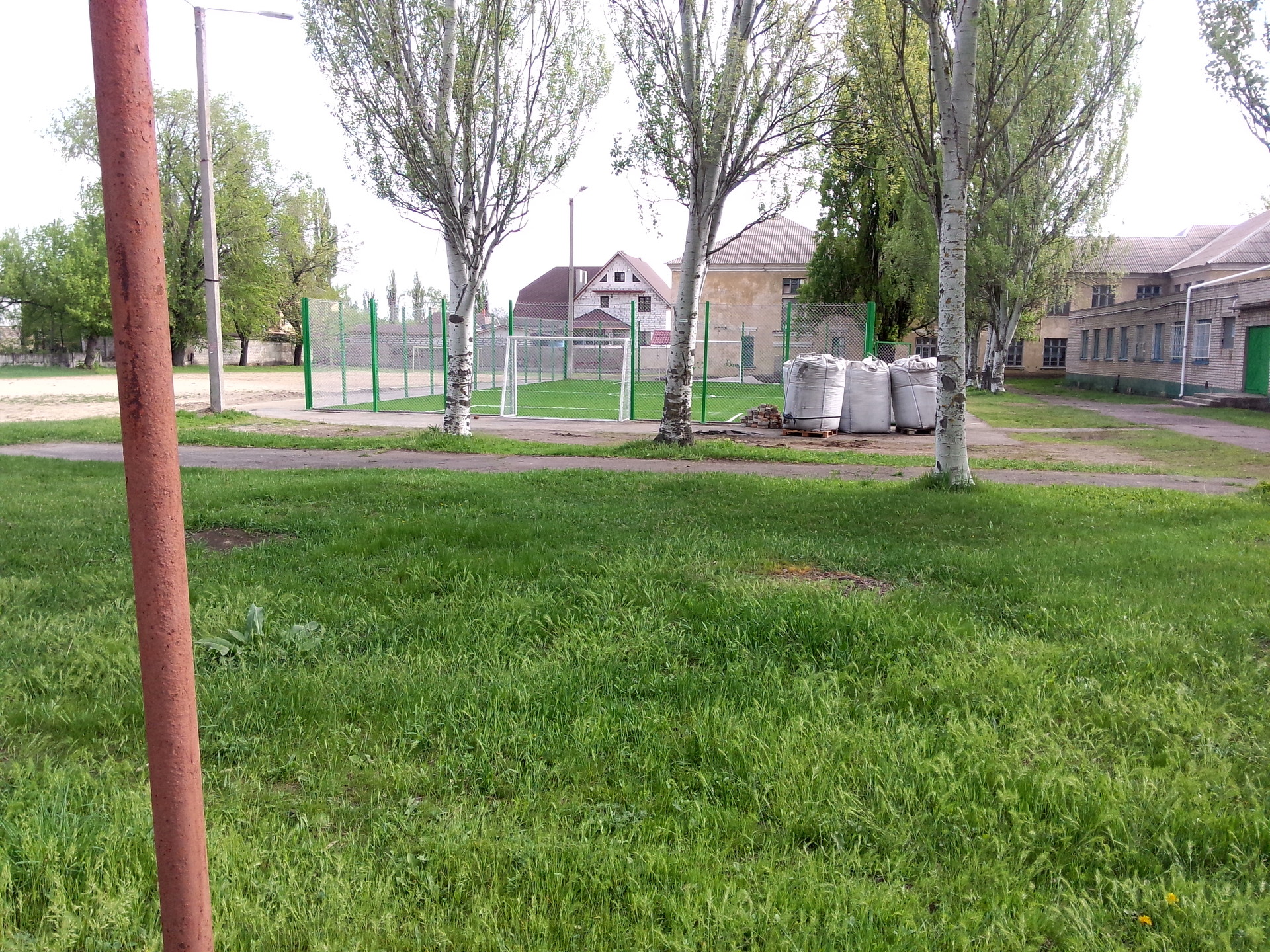заканчиваются работы по строительству новой площадки для мини-футбола - изображение 4