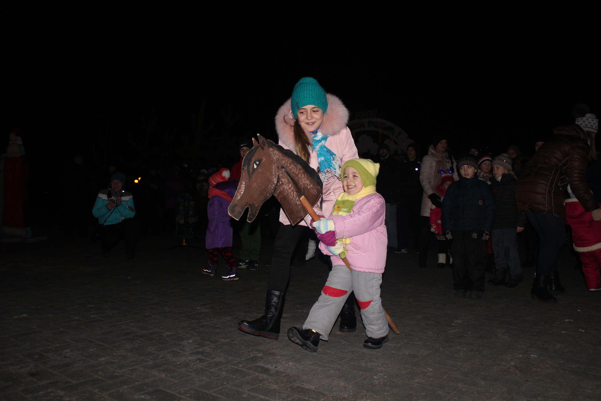 на площади горняков открылась «гоковская елка» ( видео) - изображение 2 на площади горняков открылась «гоковская елка» ( видео) - изображение 2