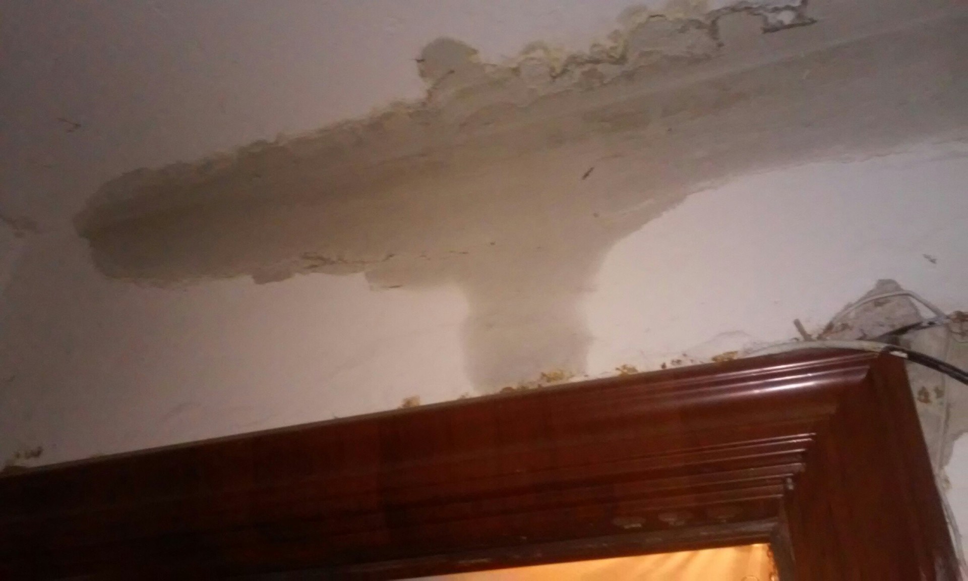 последствия ремонта крыши который жэо проводило почти все лето. улица соборная, дом 31, подъезд 1 - изображение 2