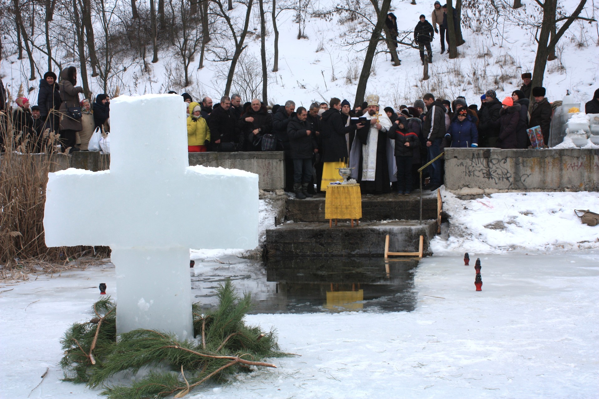 в покрове святили воду и купались в проруби ( видео) - изображение 3 в покрове святили воду и купались в проруби ( видео) - изображение 3