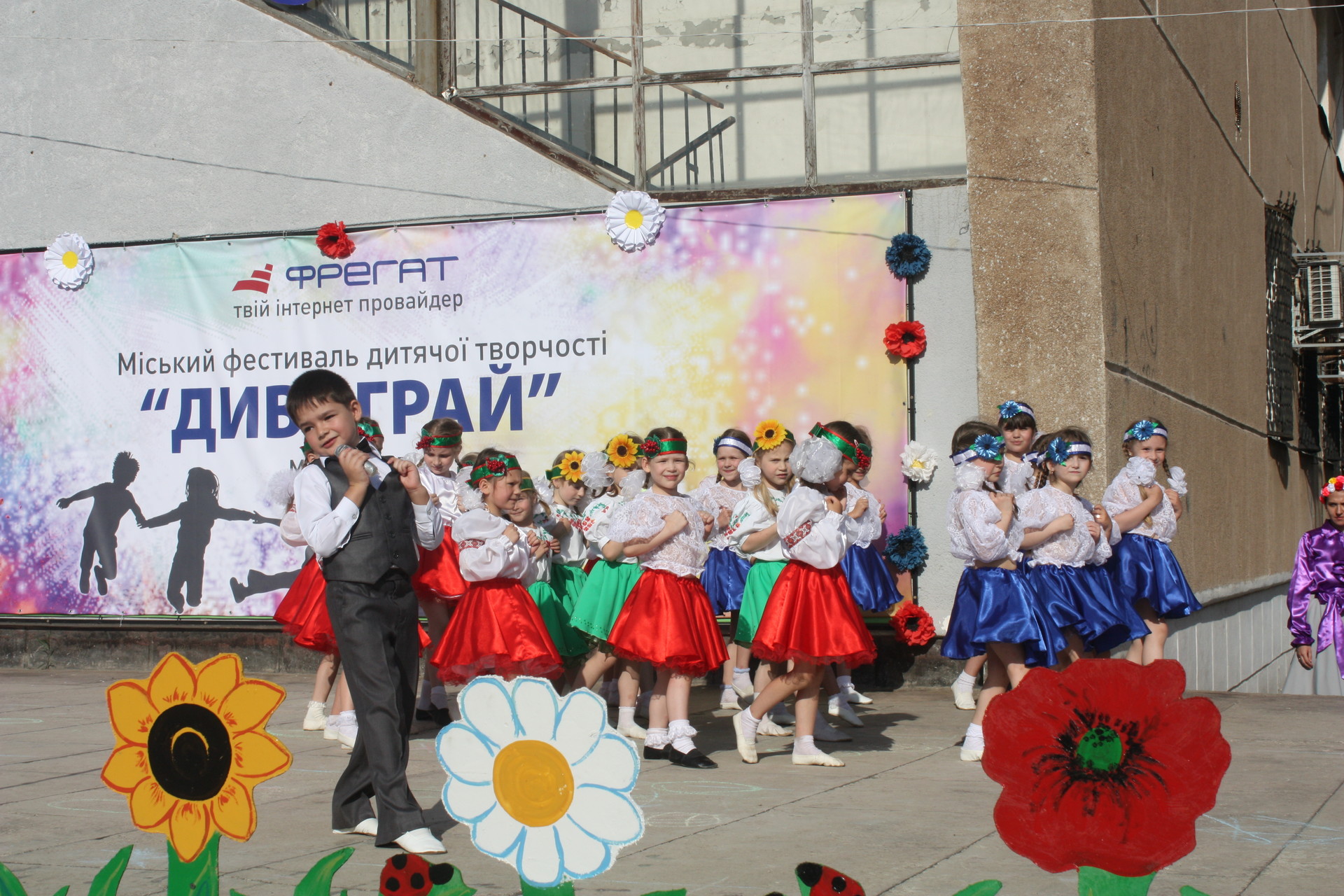 день защиты детей в покрове: парад, концерт и аниматоры (фото, видео) - изображение 2 день защиты детей в покрове: парад, концерт и аниматоры (фото, видео) - изображение 2