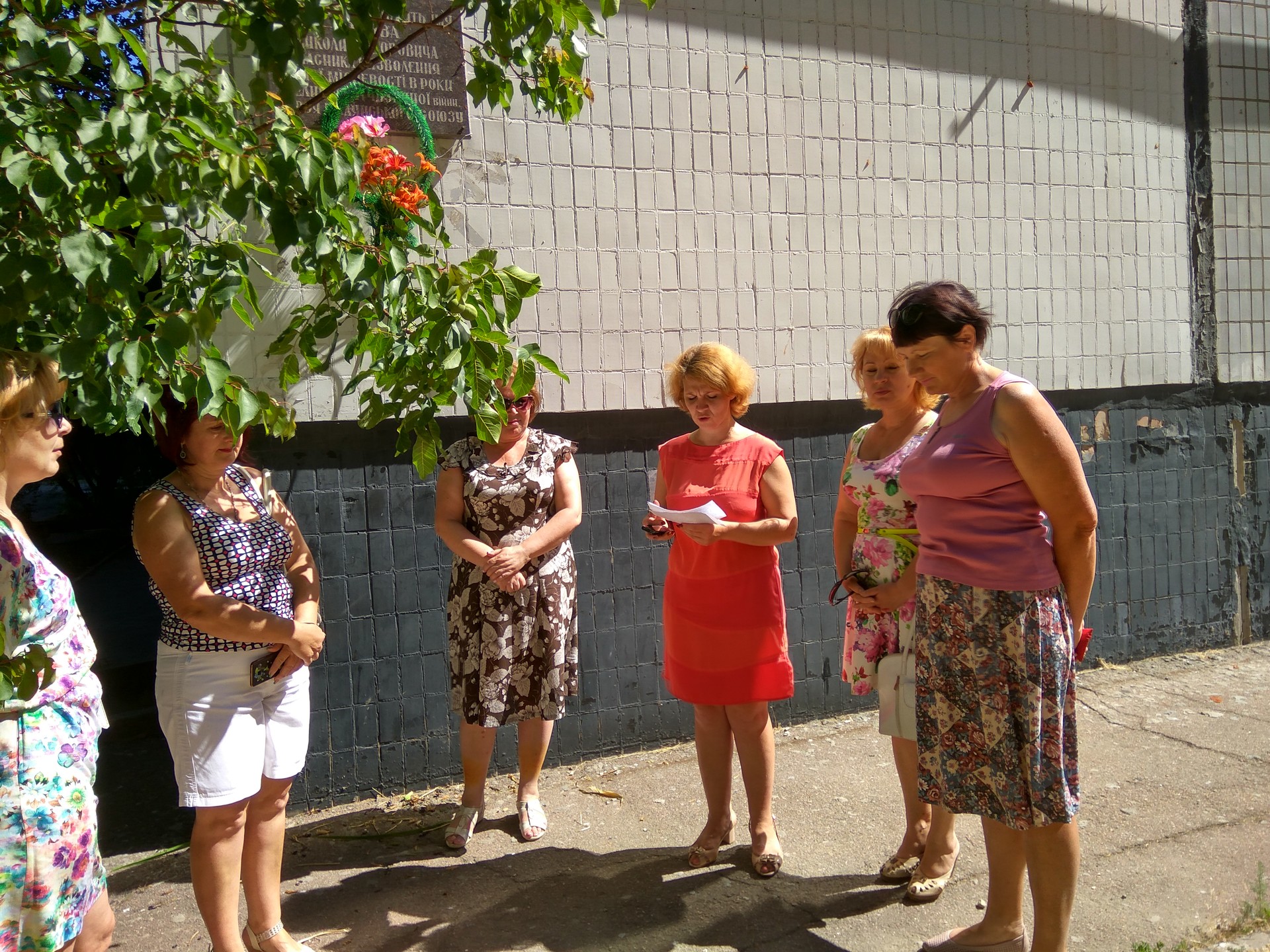 22 червня працівники кз «сзш№9»  відзначили день скорботи і вшанували  пам’ять жертв війни в україні - изображение 1