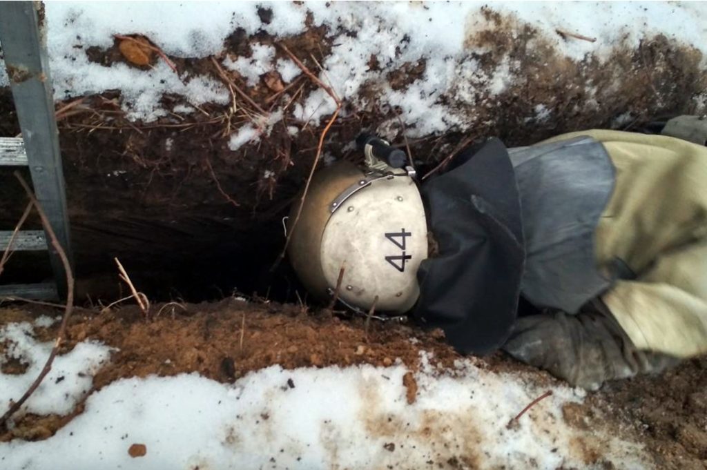 в покрові рятувальники визволили собаку з пастки - изображение 2 в покрові рятувальники визволили собаку з пастки - изображение 2
