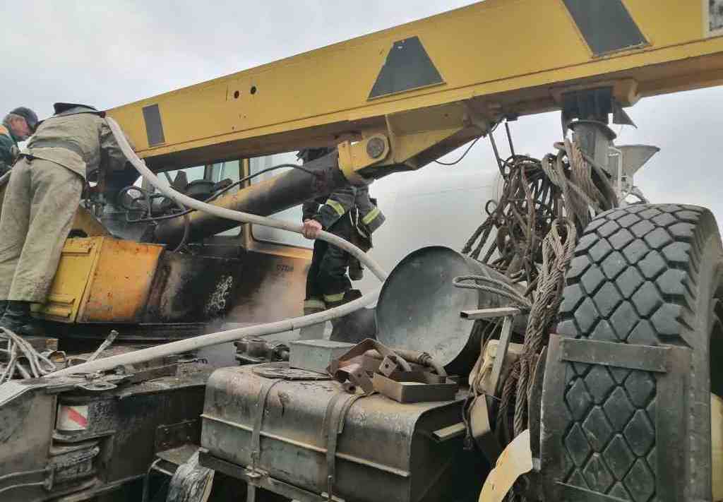 в покрове на дороге тушили автокран - изображение 2 в покрове на дороге тушили автокран - изображение 2