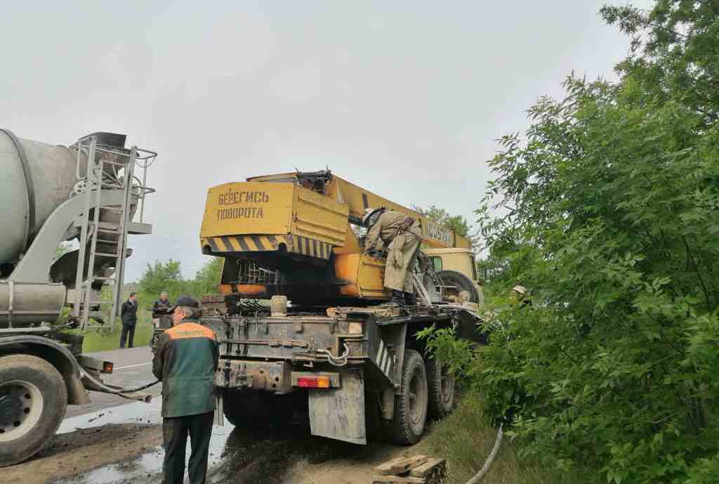 в покрове на дороге тушили автокран - изображение 1 в покрове на дороге тушили автокран - изображение 1