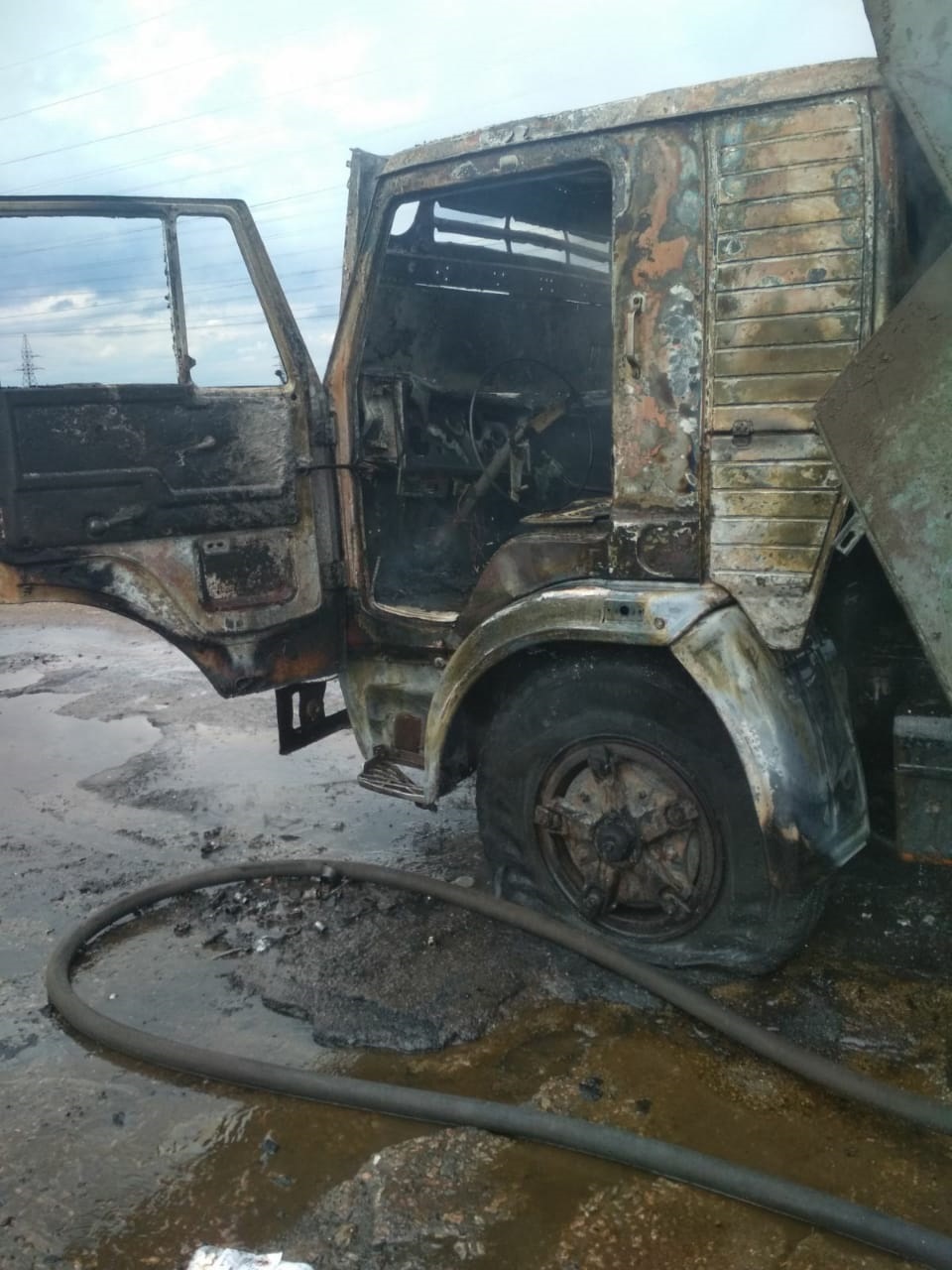 в никопольском районе на дороге горел грузовик - изображение 2 в никопольском районе на дороге горел грузовик - изображение 2