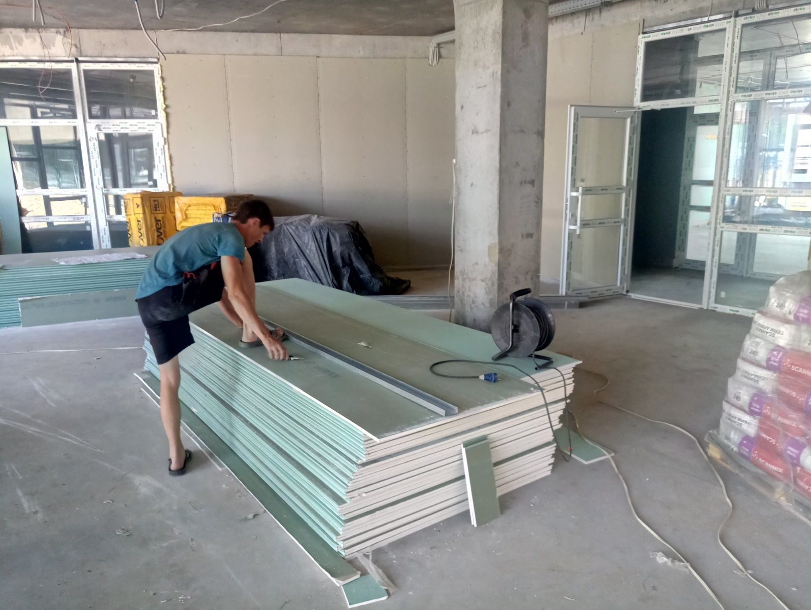 «велике будівництво»: у покровському дитсадку прокладають внутрішні комунікації та завершують гідроізоляцію покрівлі - зображення 5