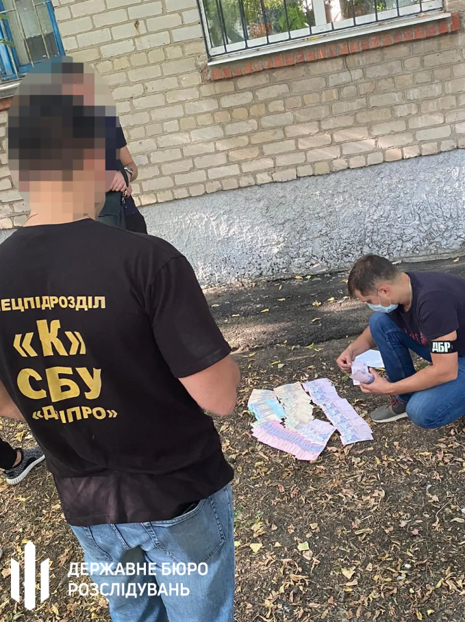дбр затримало прокурора однієї з місцевих прокуратур дніпропетровщини під час одержання хабара - изображение 2