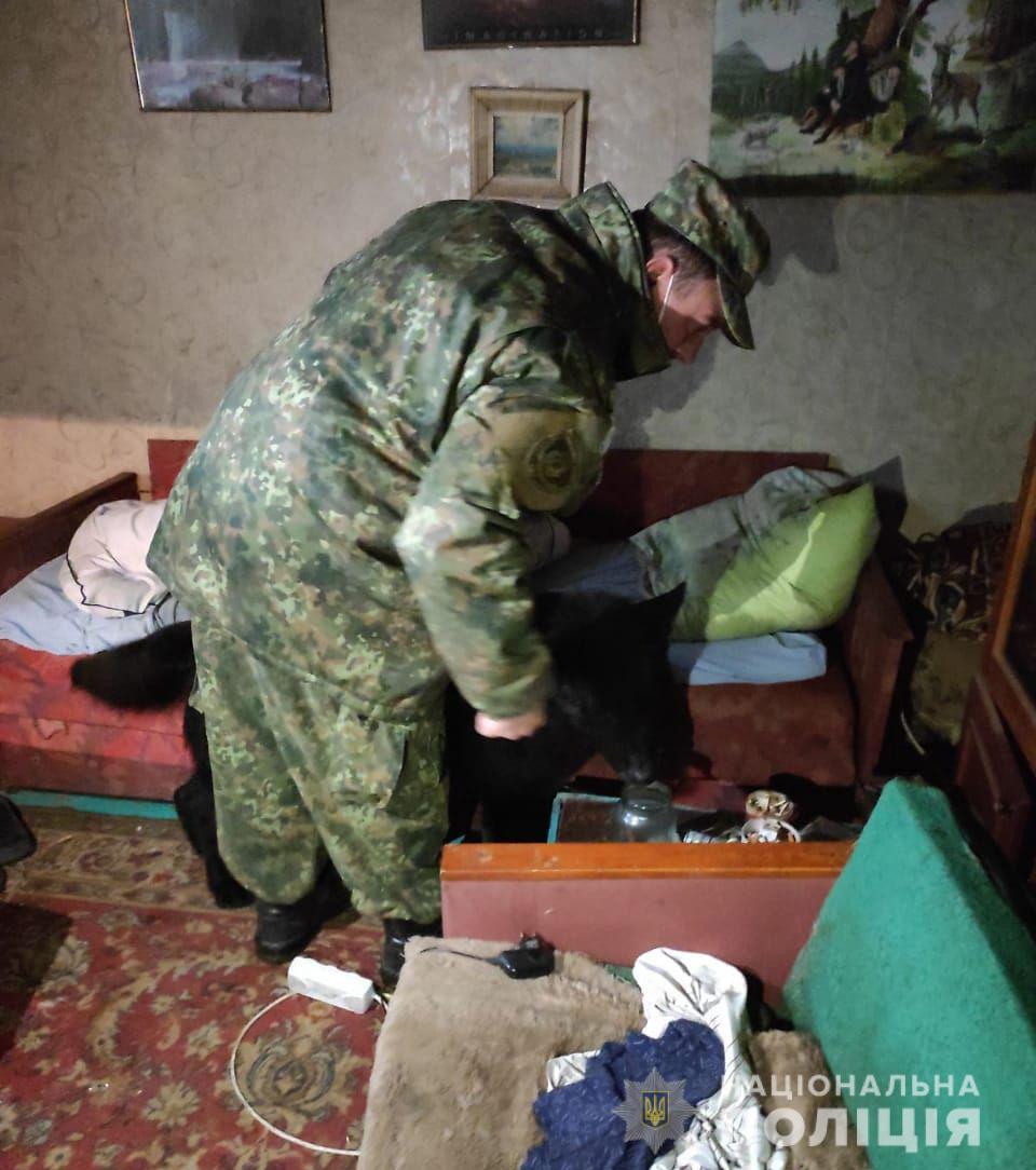 поліцейські покрову за допомогою службового собаки виявили наркотики та тротилову шашку  - зображення 3