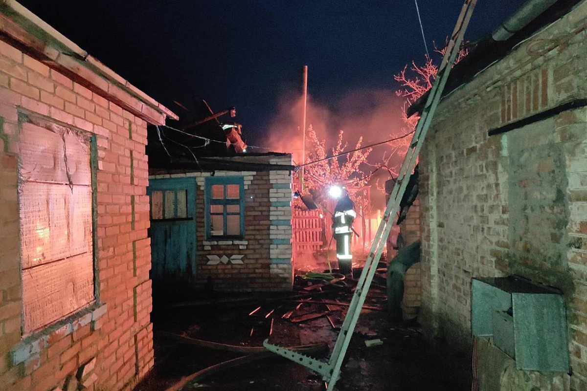 в покрове спасатели ликвидировали масштабный пожар в частном секторе - изображение 1 в покрове спасатели ликвидировали масштабный пожар в частном секторе - изображение 1