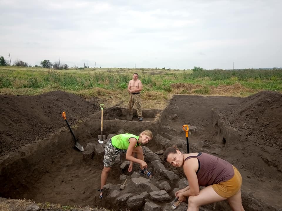 кам’яна стела доби бронзи, ліпнинний посуд та кістки тварин: що знайшли археологи в селищі токівське - зображення 5 кам’яна стела доби бронзи, ліпнинний посуд та кістки тварин: що знайшли археологи в селищі токівське - зображення 5