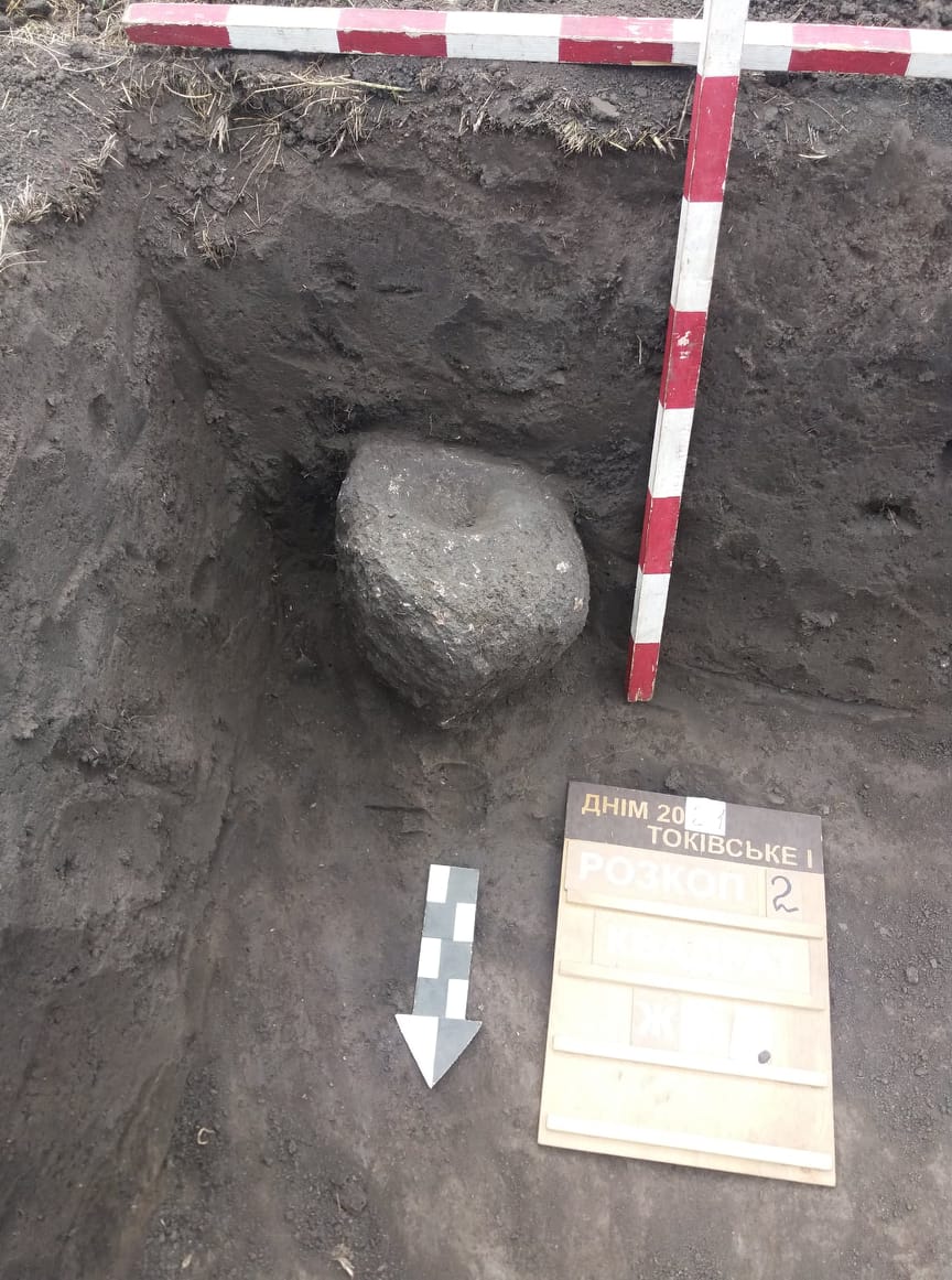 кам’яна стела доби бронзи, ліпнинний посуд та кістки тварин: що знайшли археологи в селищі токівське - зображення 3 кам’яна стела доби бронзи, ліпнинний посуд та кістки тварин: що знайшли археологи в селищі токівське - зображення 3