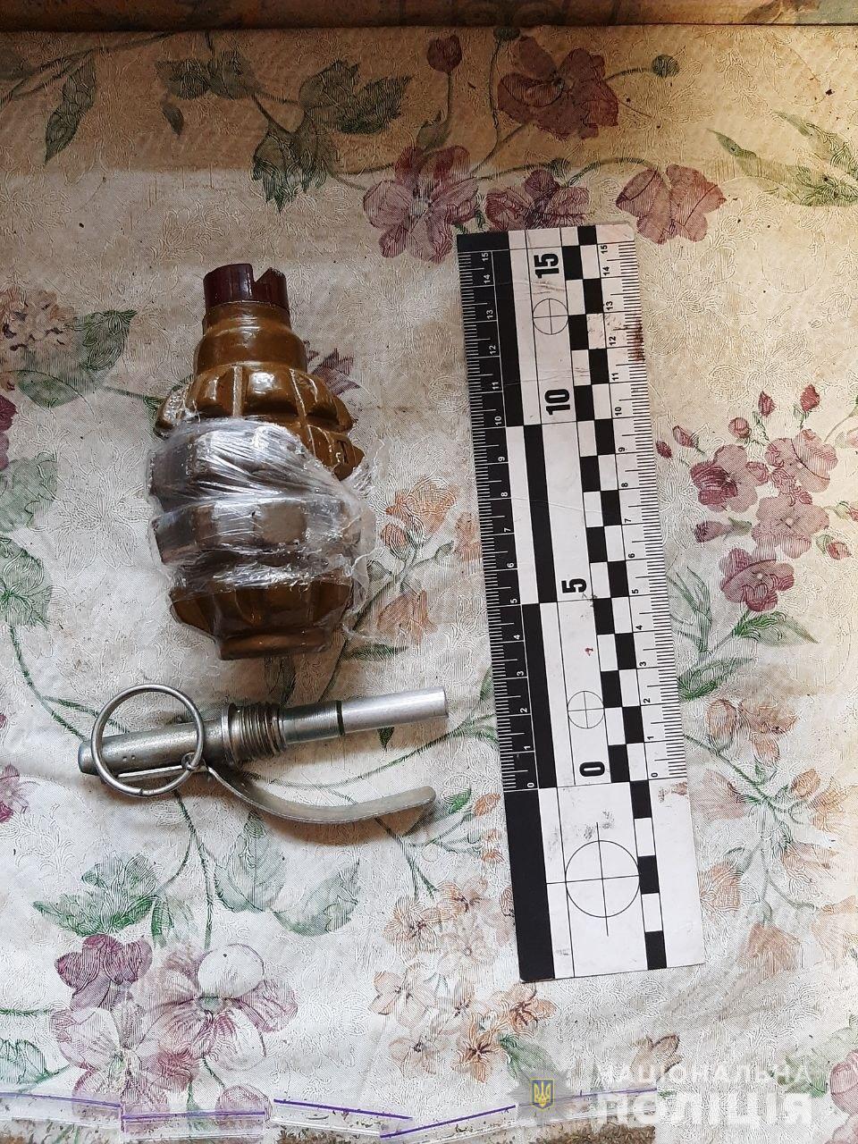 сліп-пакети з марихуаною та гранату з запалом вилучили поліцейські покрова у 35-річного містянина - зображення 1